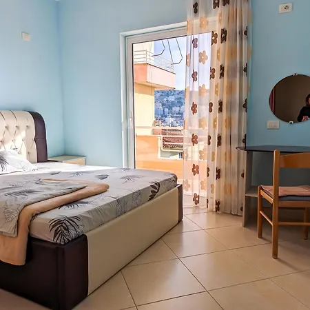 Sarah's - 5 Min Walk To Beaches & Boulevard - Big Balcony!