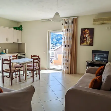 Apartment Sarah's - 5 Min Walk To Beaches & Boulevard - Big Balcony! *