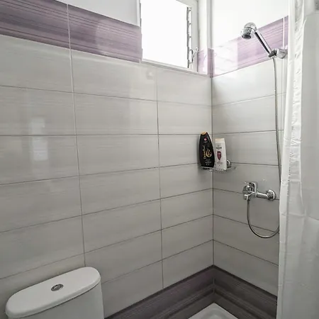 Apartment Sarah's - 5 Min Walk To Beaches & Boulevard - Big Balcony! Sarande