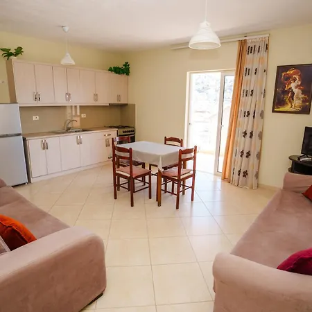 Sarah's - 5 Min Walk To Beaches & Boulevard - Big Balcony! 아파트