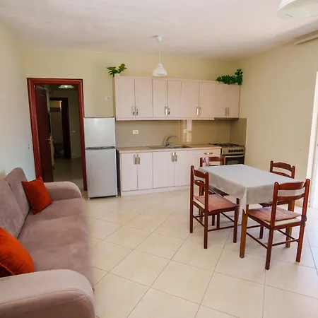 Sarah's - 5 Min Walk To Beaches & Boulevard - Big Balcony! 아파트 *