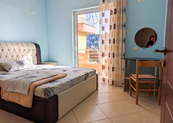 Sarah's - 5 Min Walk To Beaches & Boulevard - Big Balcony!