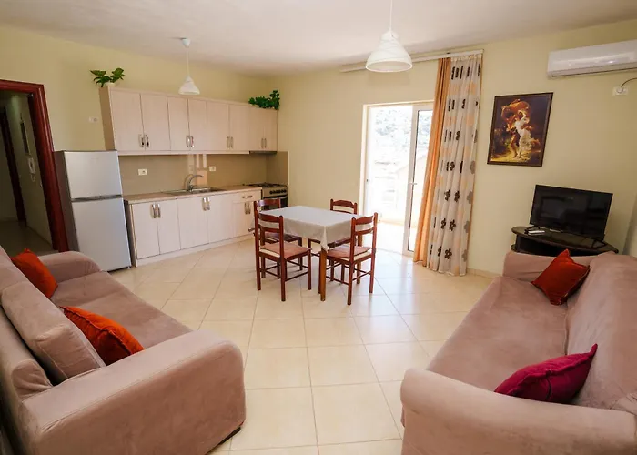 Sarah's - 5 Min Walk To Beaches & Boulevard - Big Balcony! 아파트