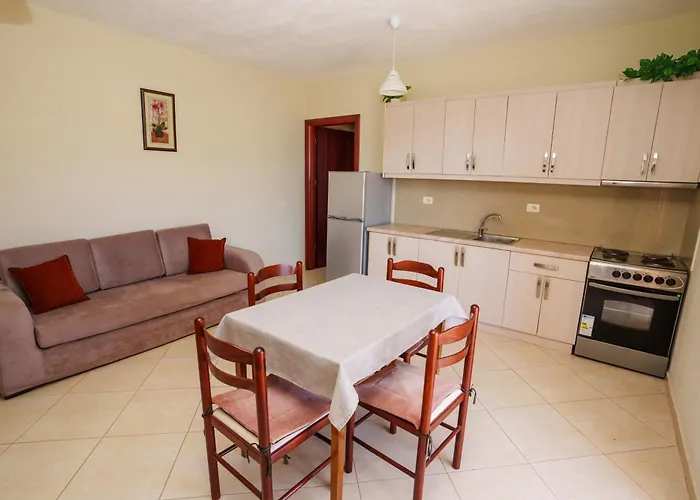 Sarah's - 5 Min Walk To Beaches & Boulevard - Big Balcony! *