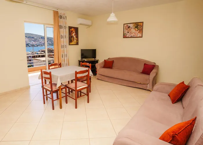 Sarah's - 5 Min Walk To Beaches & Boulevard - Big Balcony!